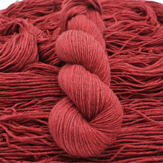 Mørk Yak Sport - Lady in red - A Knitters World