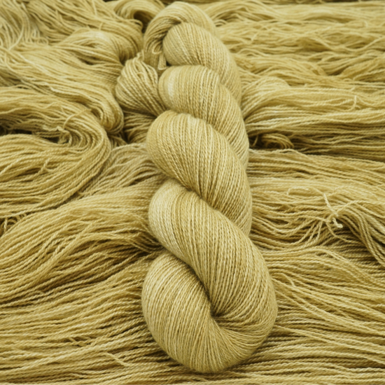 Laden Sie das Bild in den Galerie-Viewer, 100% Mongolian Cashmere Lace - Caramel - A Knitters World
