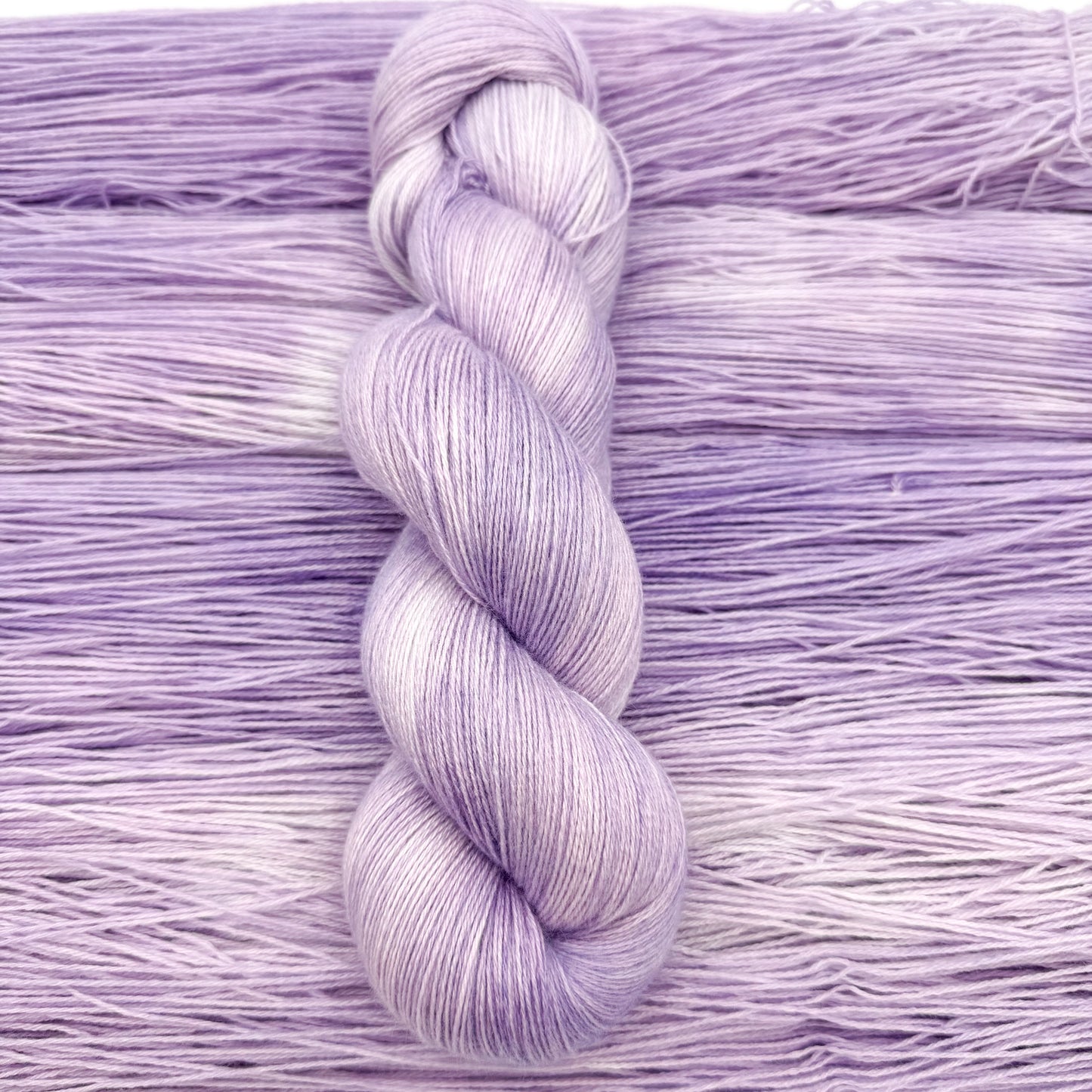 Håndfarvet minkgarn i farven Purple Flora – blødt luksusgarn fra A Knitters World