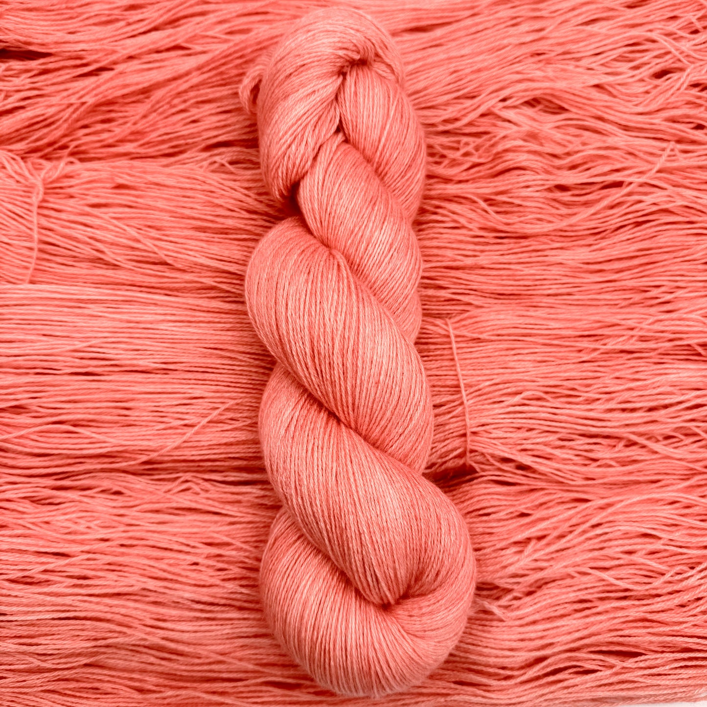 Håndfarvet minkgarn i farven Beautiful Coral – blødt luksusgarn fra A Knitters World