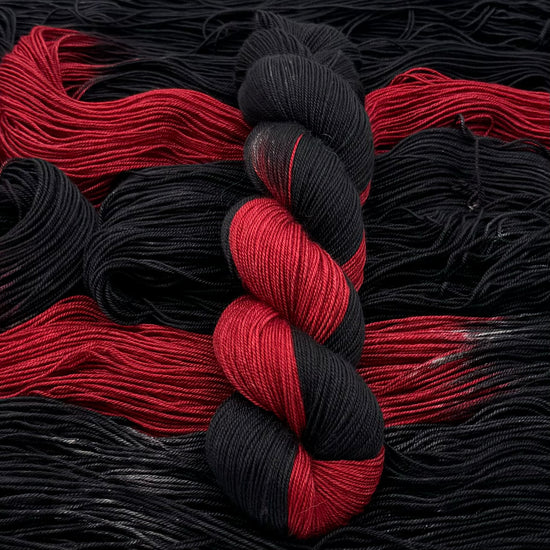 Laden Sie das Bild in den Galerie-Viewer, Mørk Yak - Pooling Lady in red - A Knitters World
