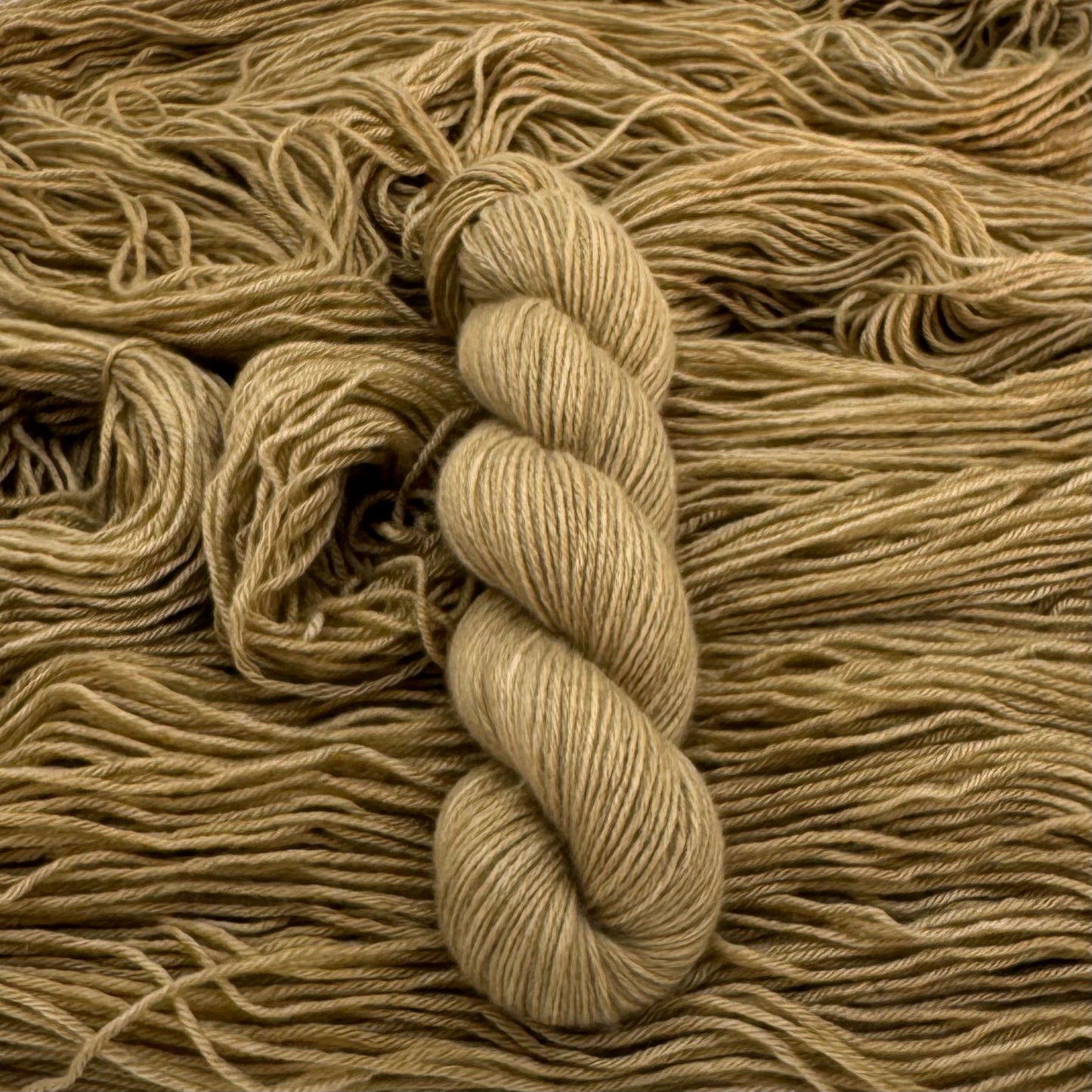 Laden Sie das Bild in den Galerie-Viewer, 100% Mongolian Cashmere - Caramel - A Knitters World
