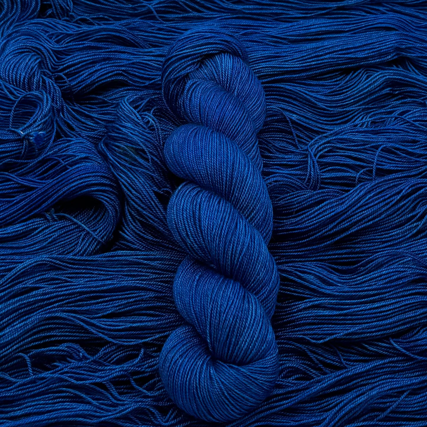 Load image into Gallery viewer, Grå yak - Sidsels Brilliant Blue - A Knitters World
