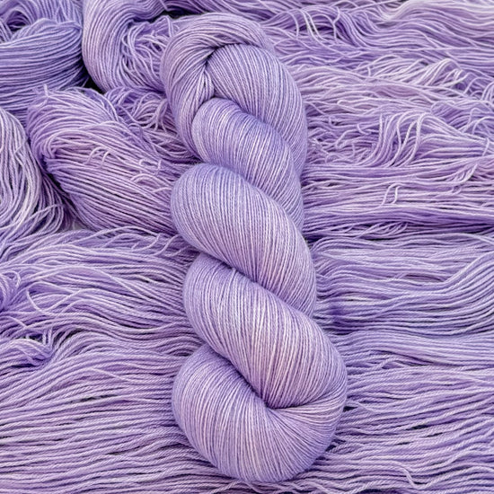 Laden Sie das Bild in den Galerie-Viewer, Ny Mink - Purple Flora - A Knitters World
