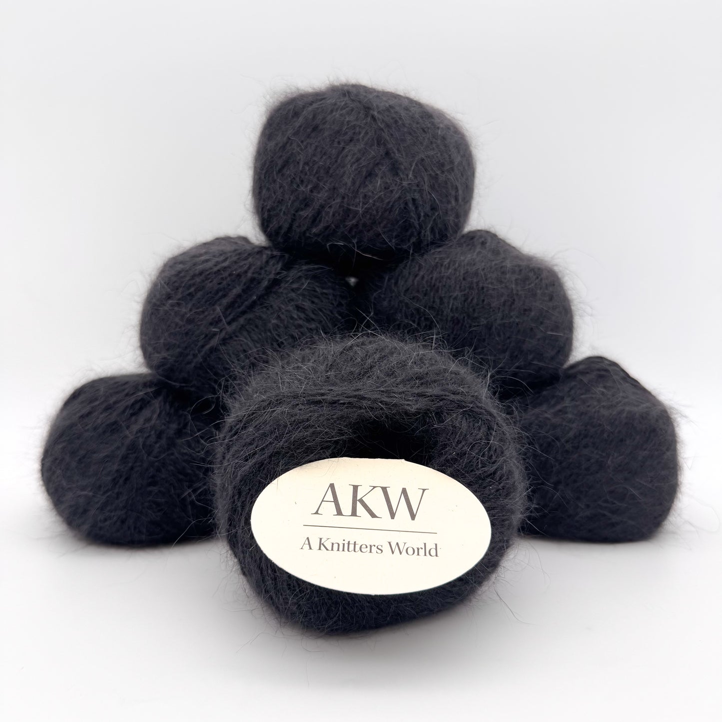 Fluffy angora garn i farven Black – AKW Skala B luksusgarn fra A Knitters World