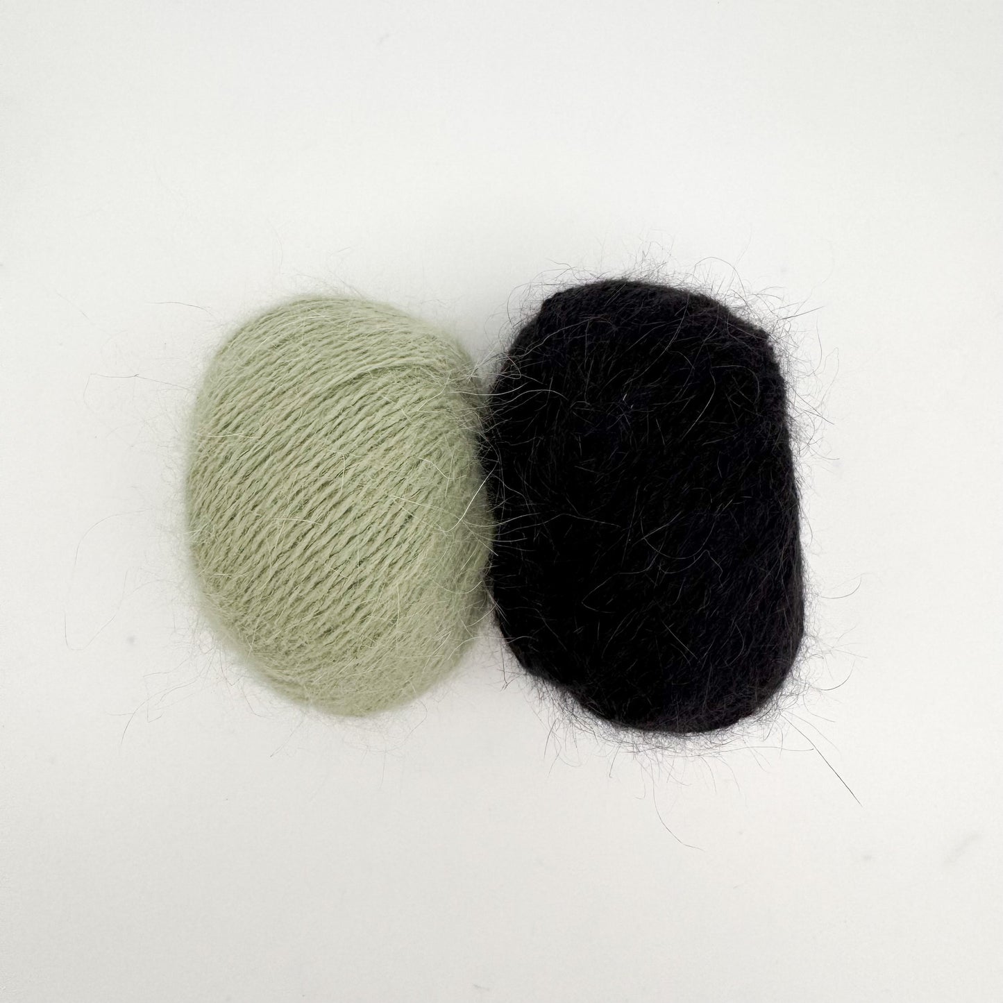 Fluffy angora garn i farven Black – AKW Skala B luksusgarn fra A Knitters World