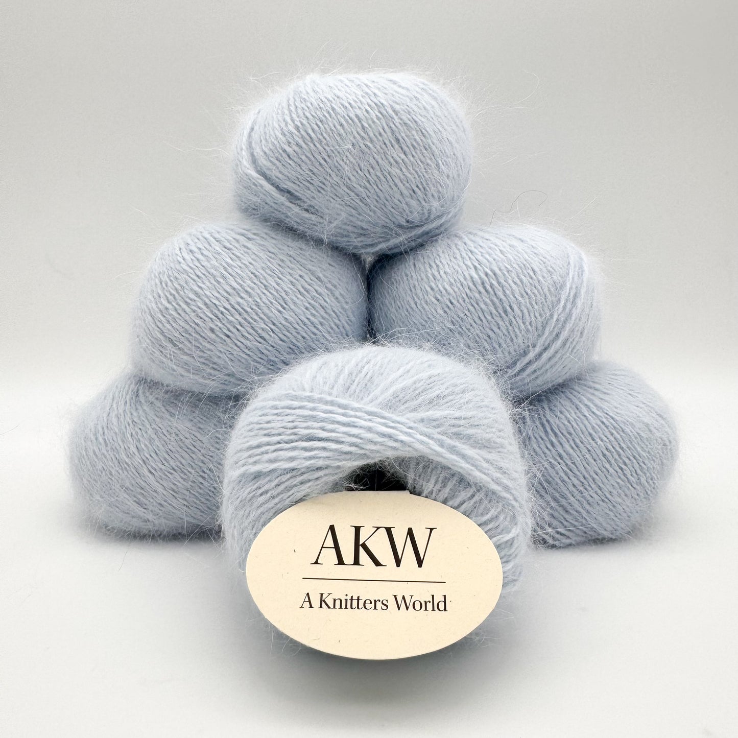 Fluffy angora garn i farven Ice Blue – AKW Skala B luksusgarn fra A Knitters World