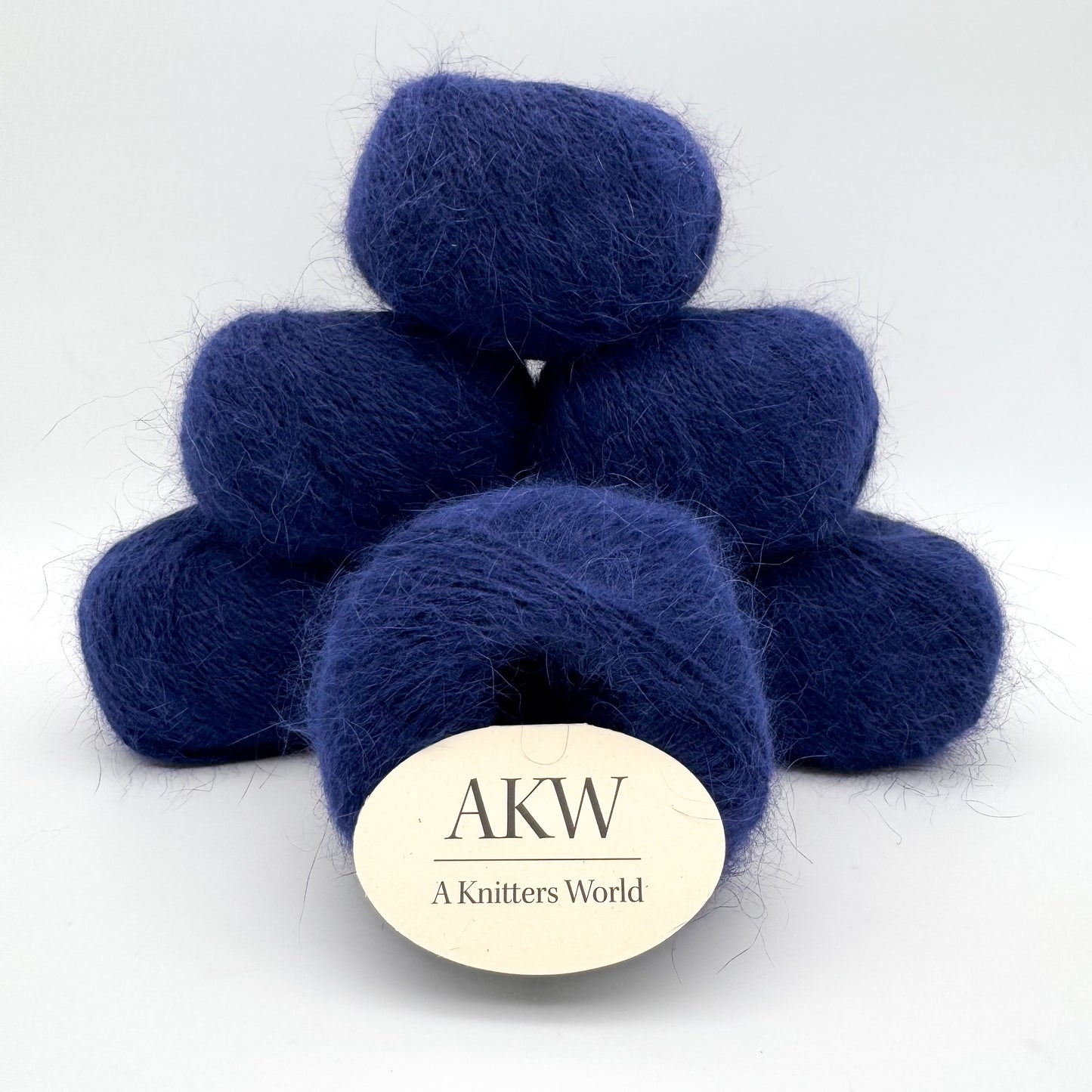 Fluffy angora garn i farven Royal Blue – AKW Skala B luksusgarn fra A Knitters World