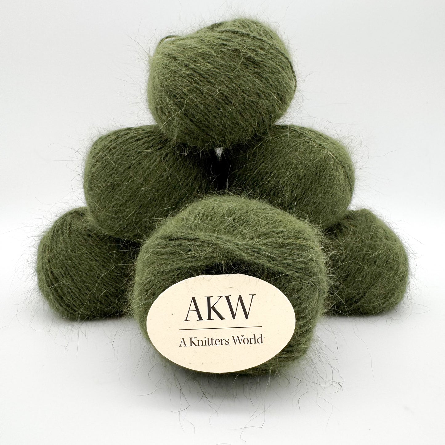 Fluffy angora garn i farven Forest Green – AKW Skala B luksusgarn fra A Knitters World