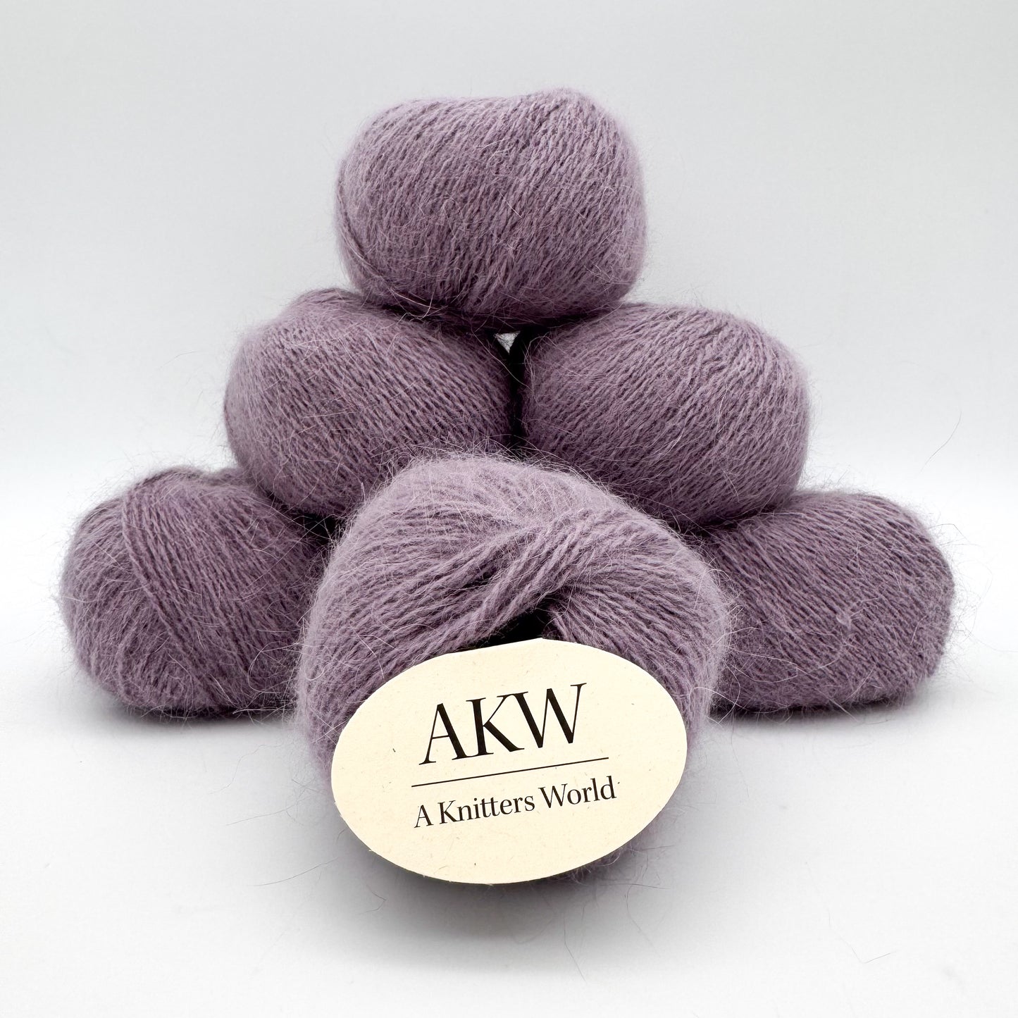 Fluffy angora garn i farven Lavender – AKW Skala B luksusgarn fra A Knitters World