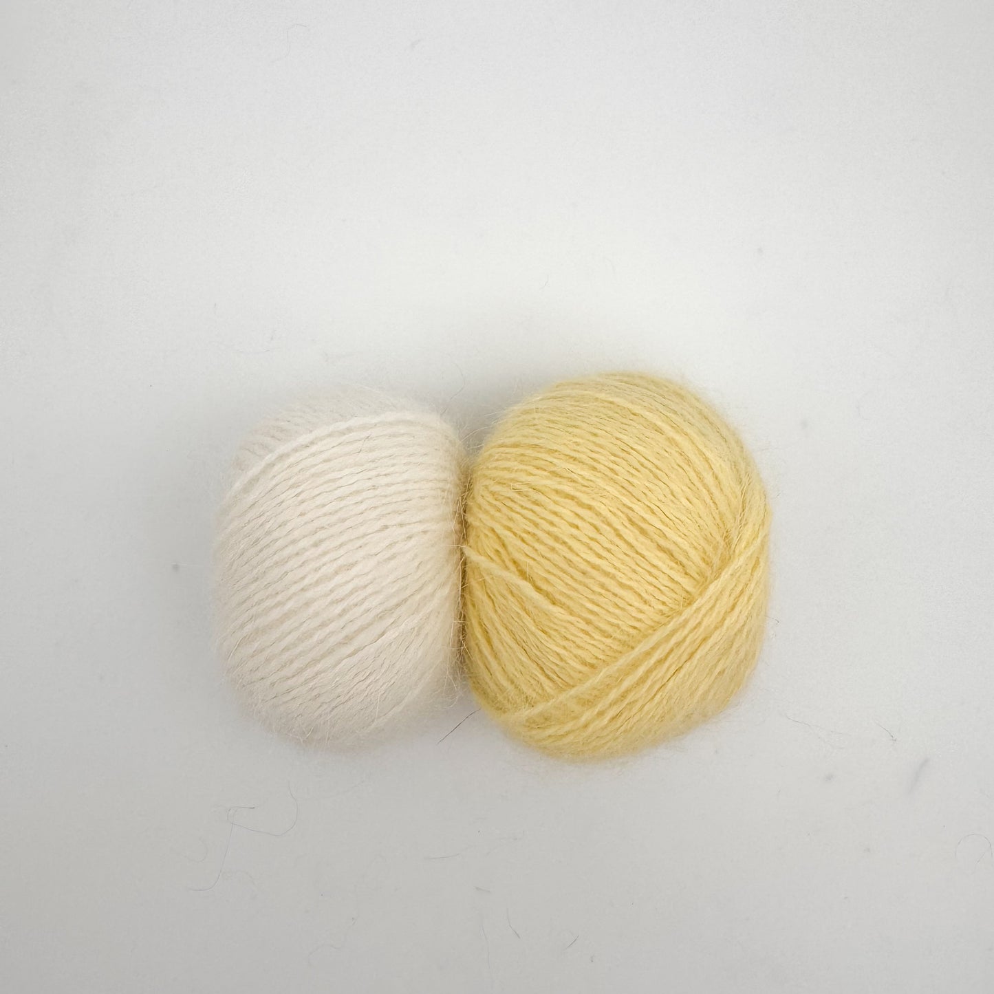 Fluffy angora garn i farven Pastel Yellow – AKW Skala B luksusgarn fra A Knitters World