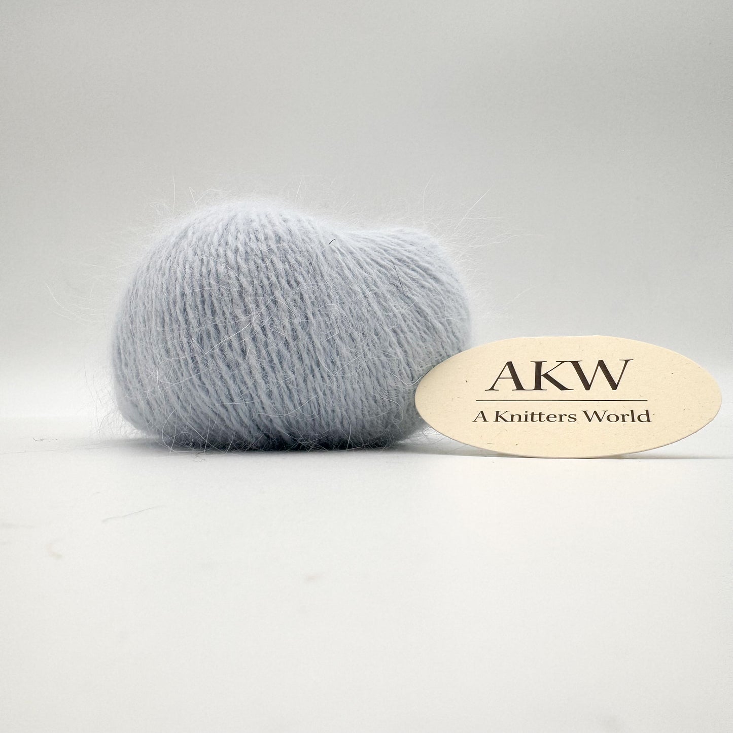 Fluffy angora garn i farven Ice Blue – AKW Skala B luksusgarn fra A Knitters World