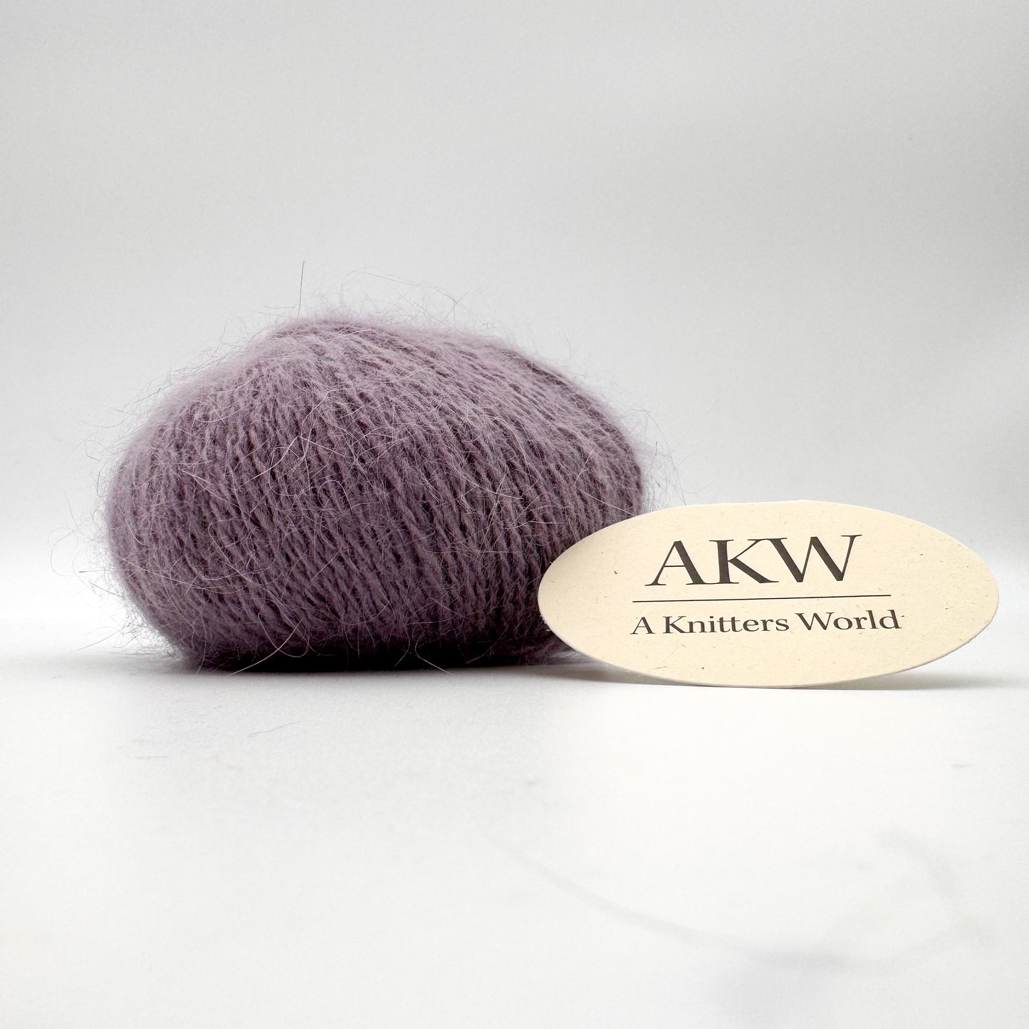 Fluffy angora garn i farven Lavender – AKW Skala B luksusgarn fra A Knitters World