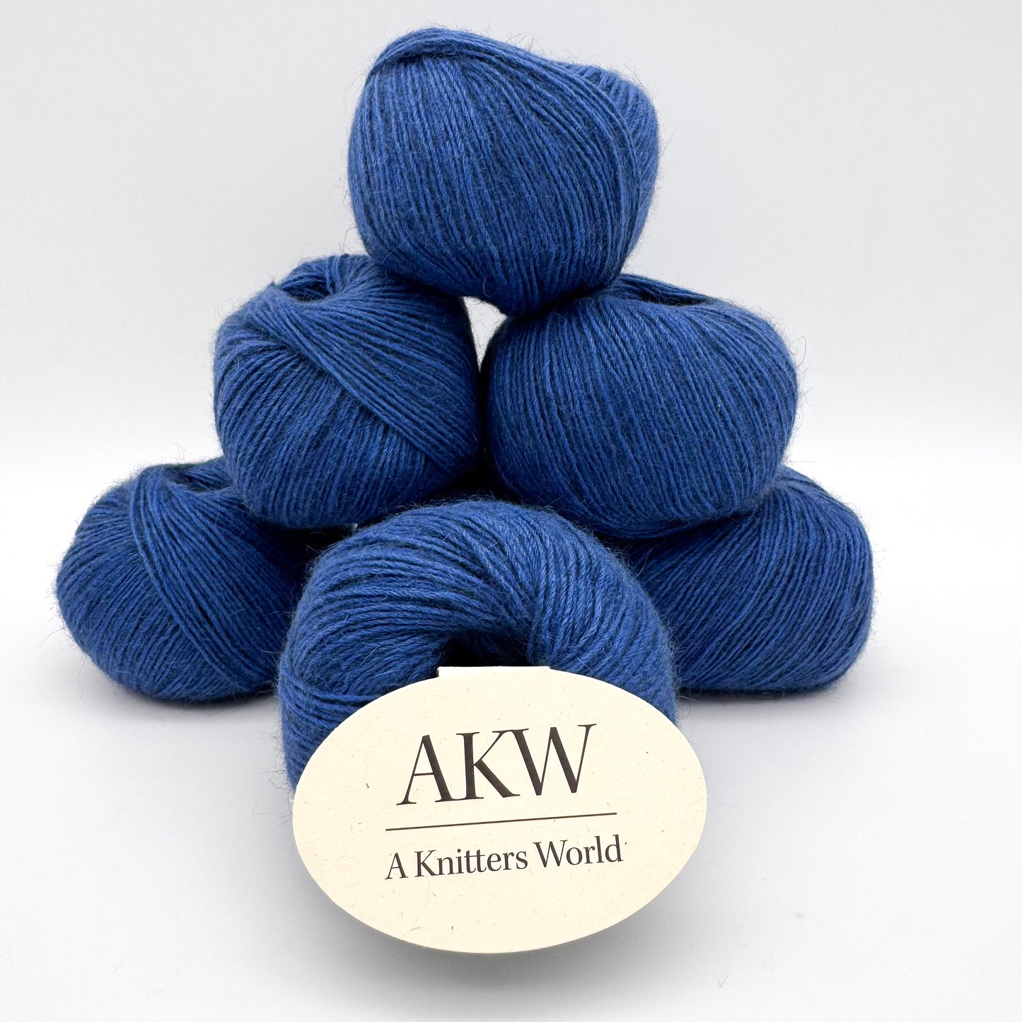 Possum garn i farven Royal Blue – AKW Skala A luksusgarn med cashmere og mulberry silke