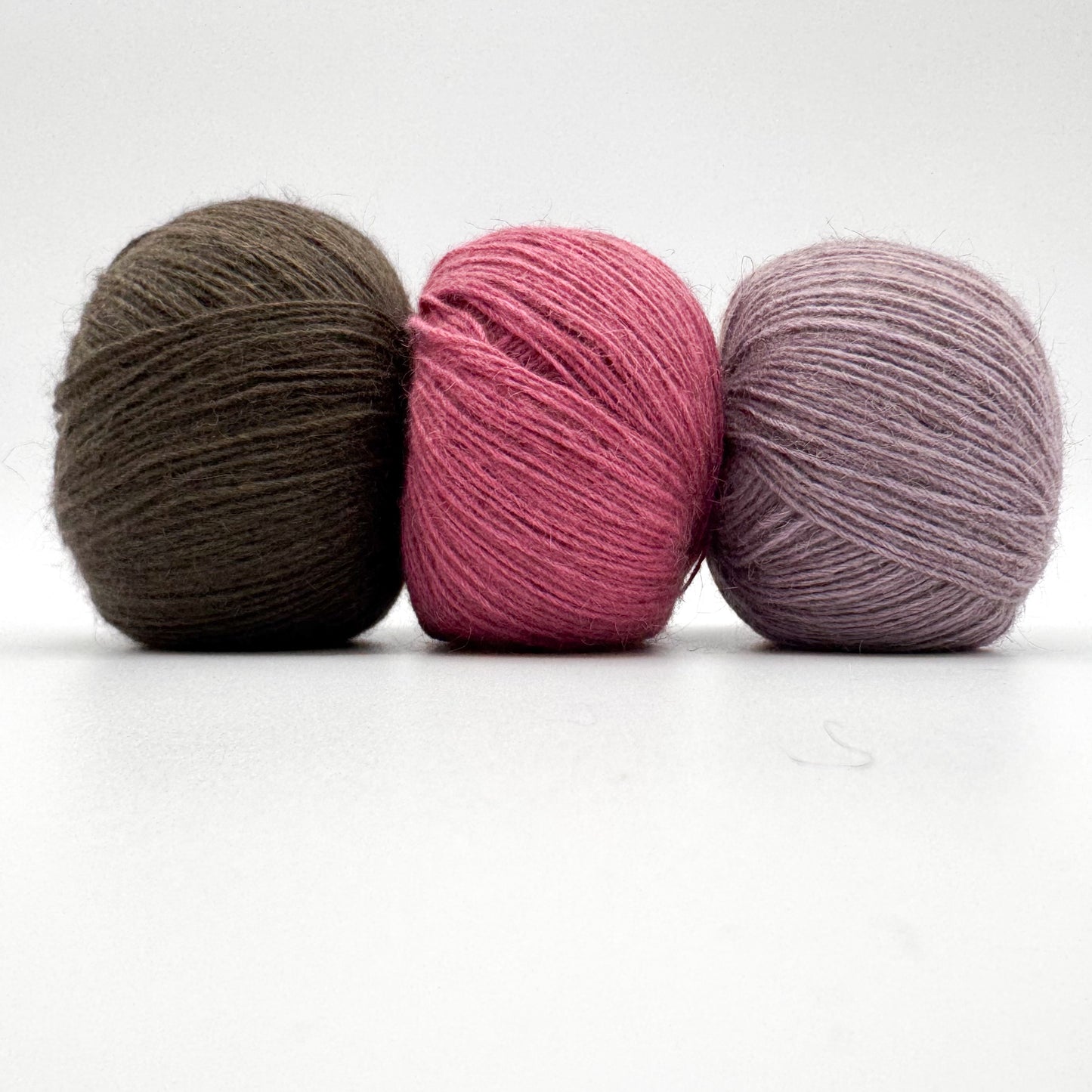 Possum garn i farven Rasberry – AKW Skala A luksusgarn med cashmere og mulberry silke