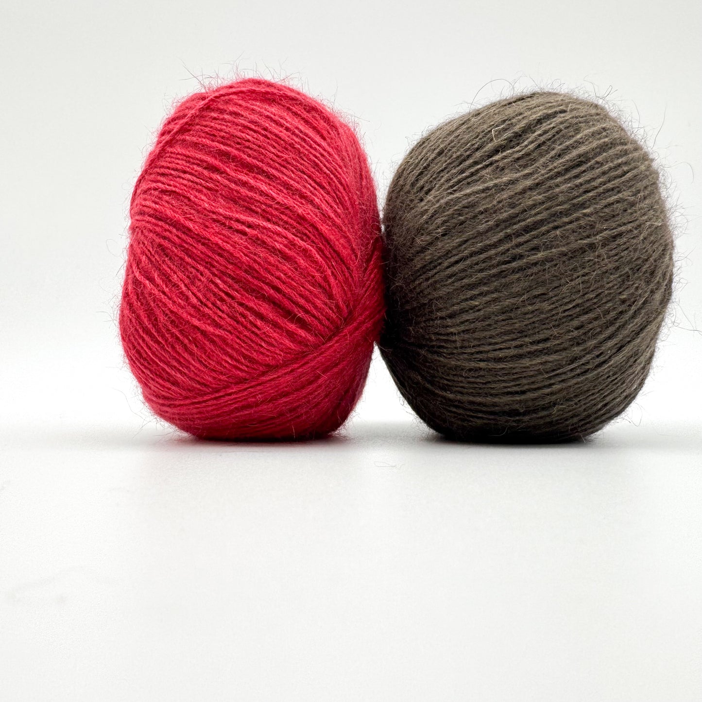 Possum garn i farven Amaranth Red – AKW Skala A luksusgarn med cashmere og mulberry silke