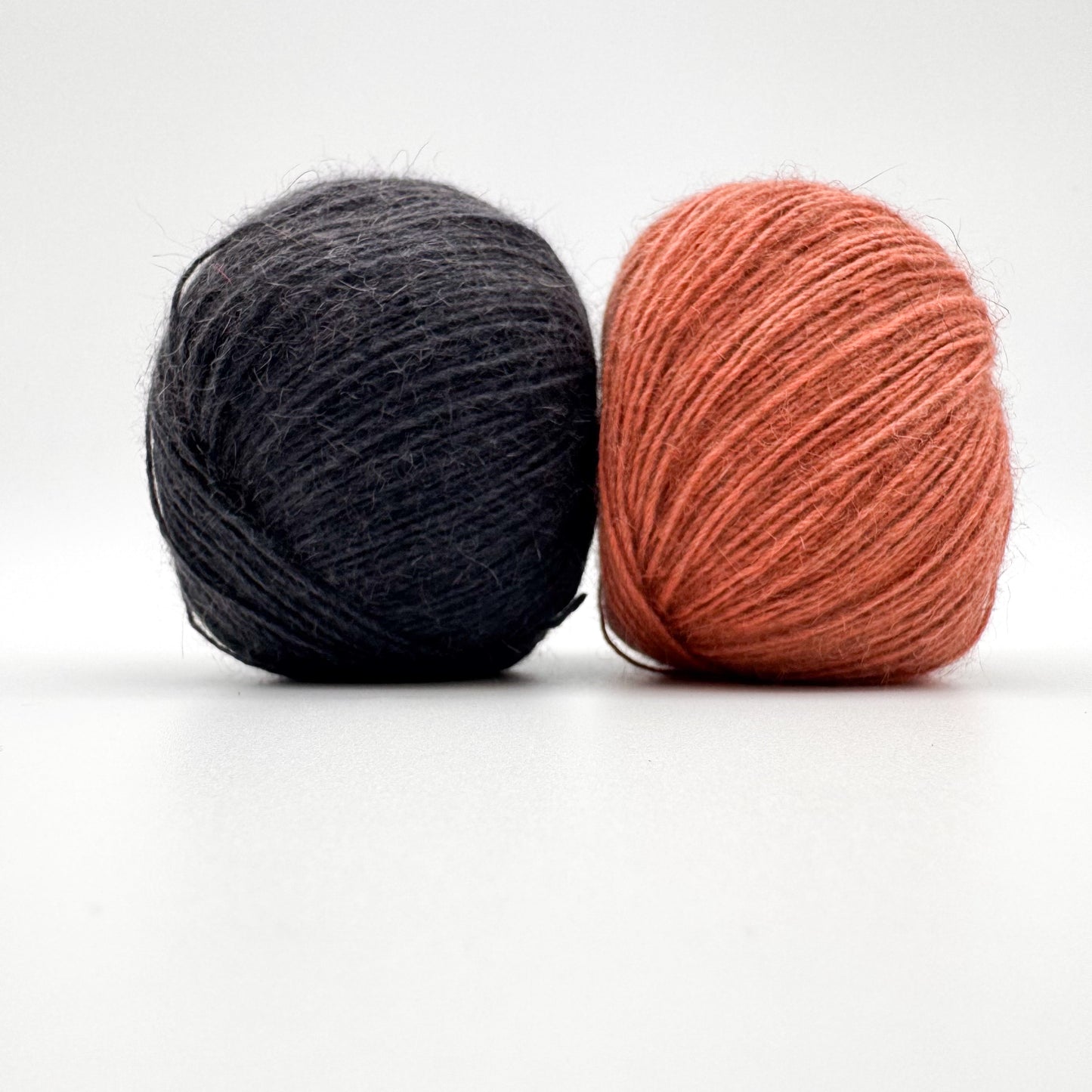 Possum garn i farven Dusty Coral – AKW Skala A luksusgarn med cashmere og mulberry silke