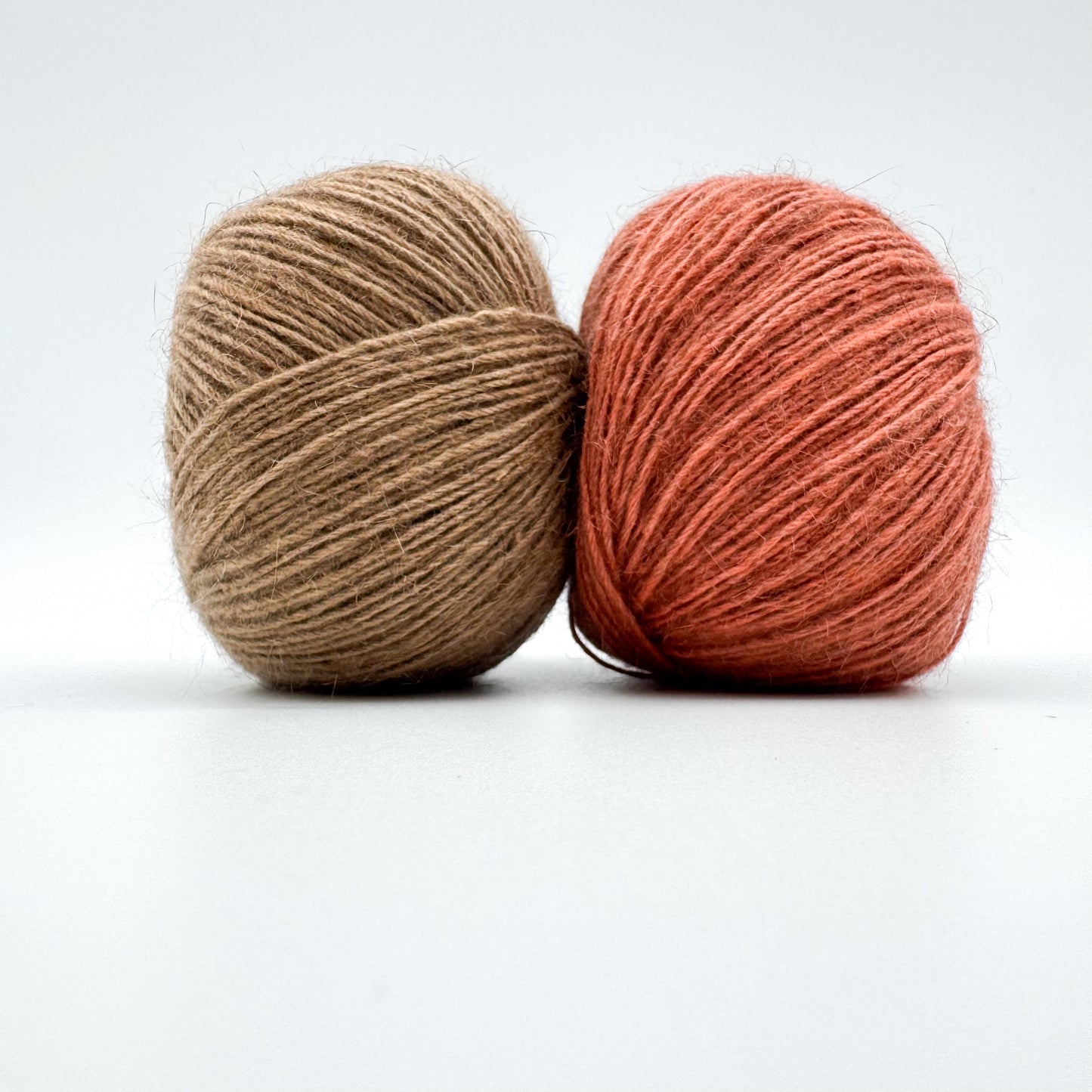 Possum garn i farven Dusty Coral – AKW Skala A luksusgarn med cashmere og mulberry silke