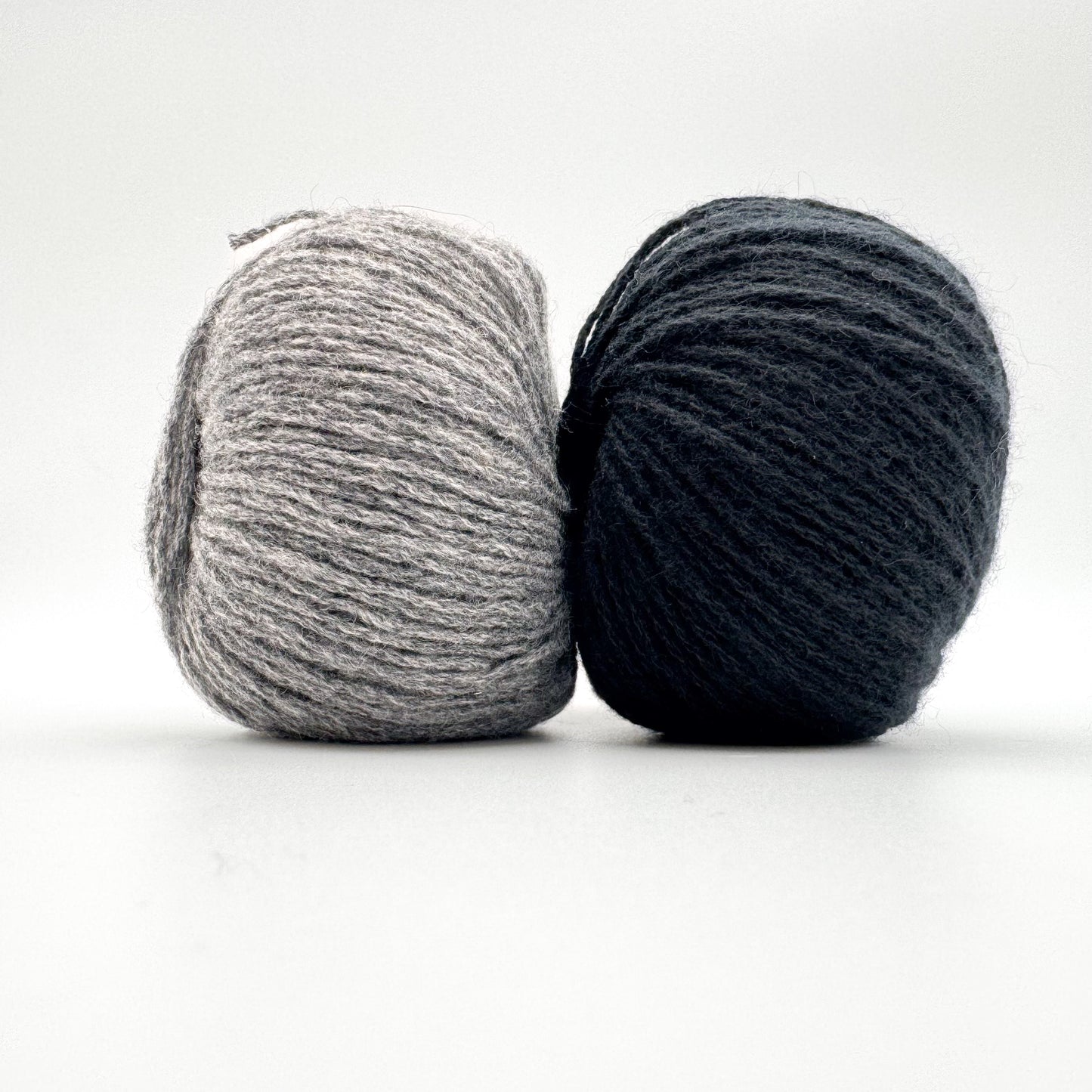 Cashmere garn i farven Black – 100% Mongolian Cashmere, AKW Skala A fra A Knitters World