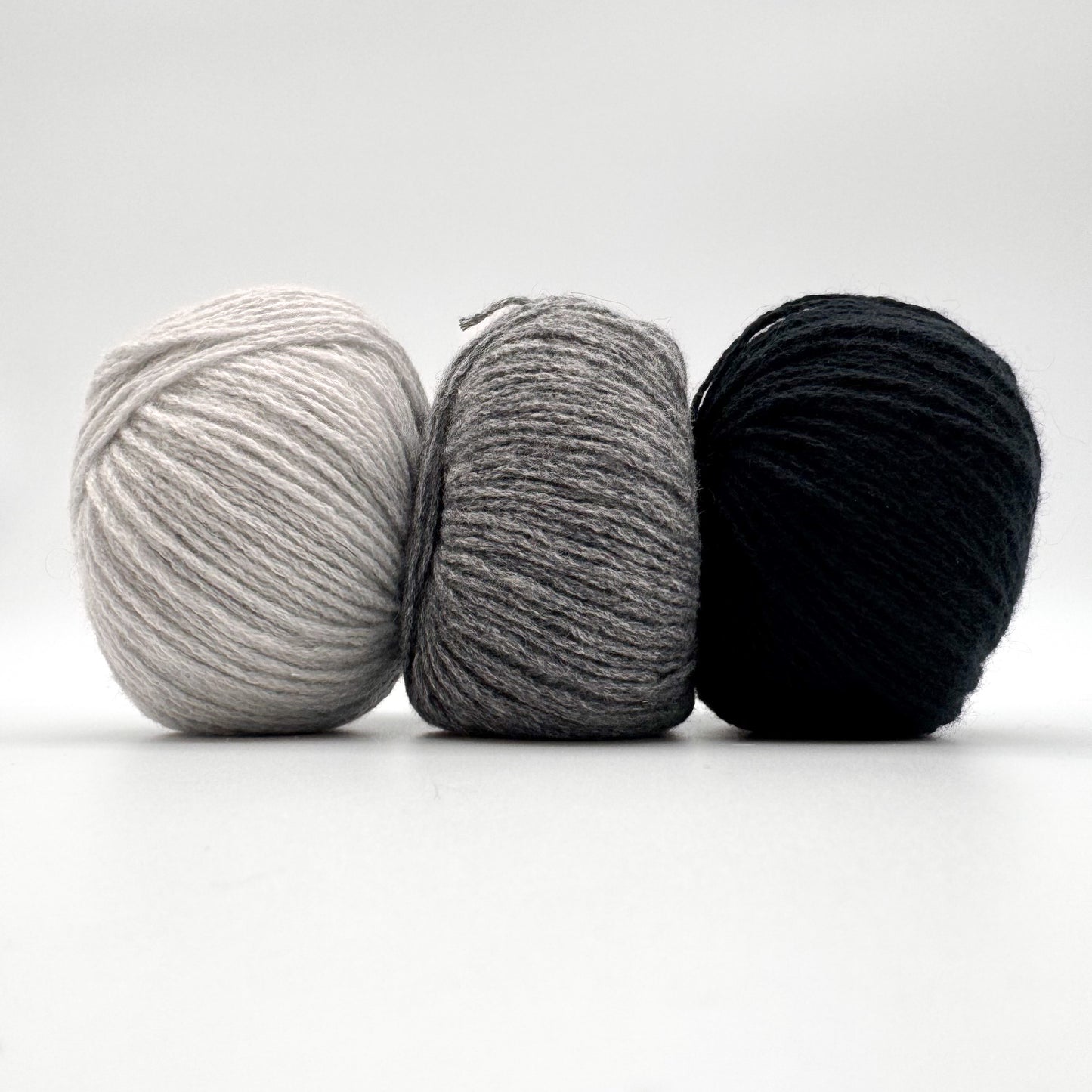 Cashmere garn i farven Black – 100% Mongolian Cashmere, AKW Skala A fra A Knitters World