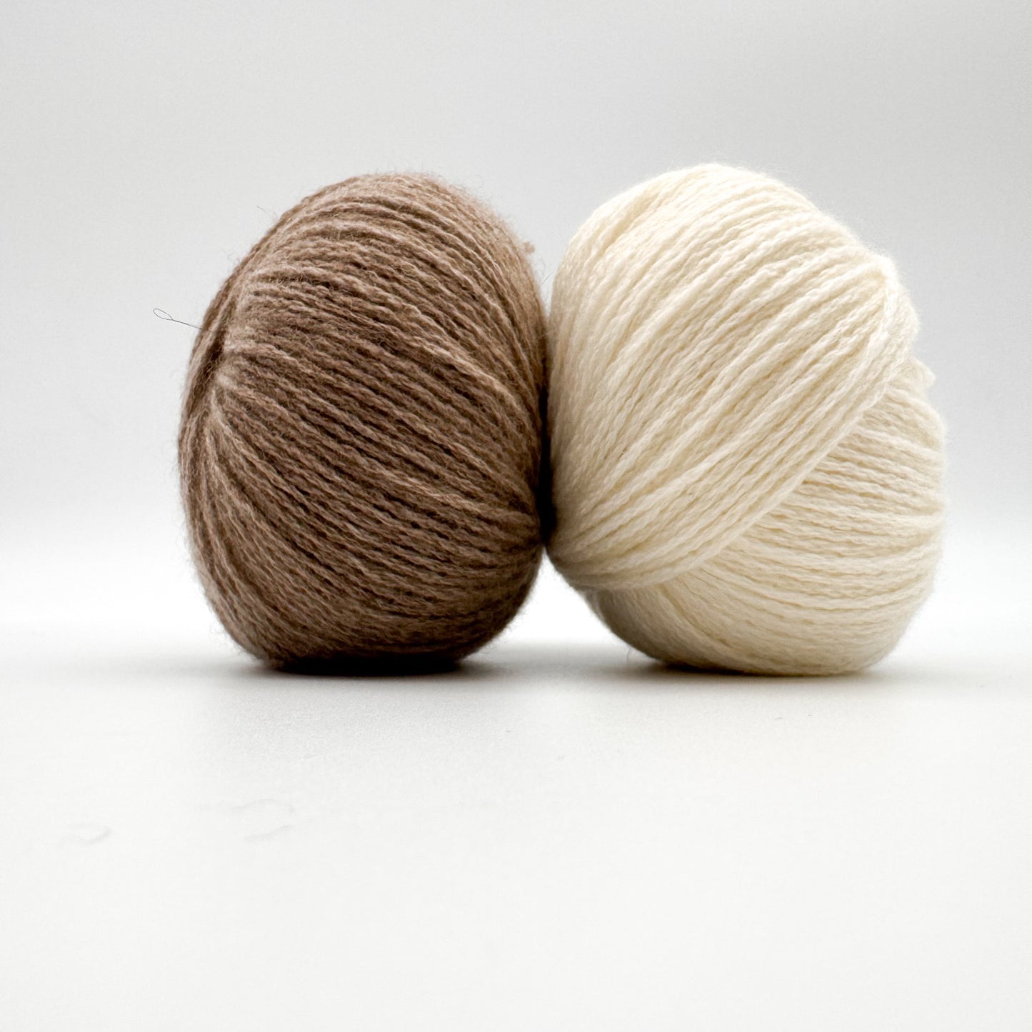 Cashmere garn i farven White – 100% Mongolian Cashmere, AKW Skala A fra A Knitters World
