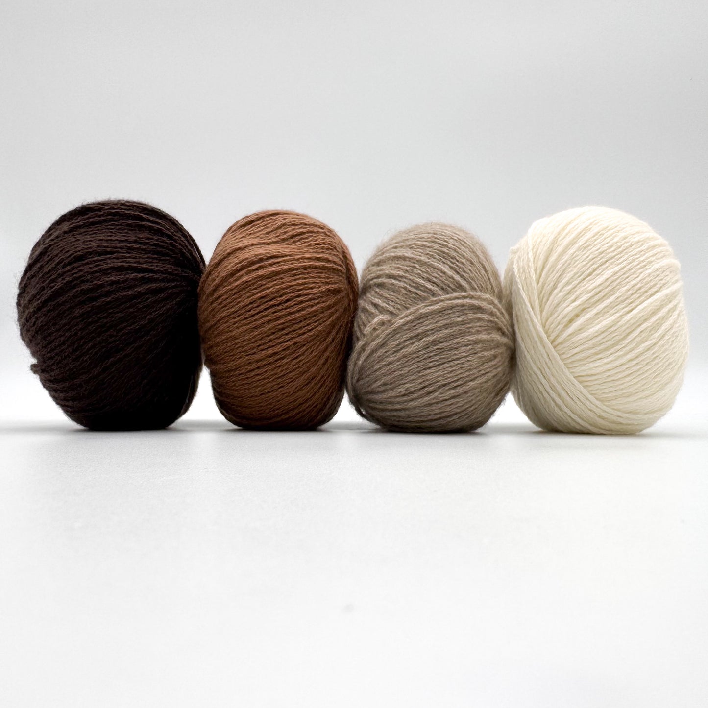 Cashmere garn i farven Beige – 100% Mongolian Cashmere, AKW Skala A fra A Knitters World