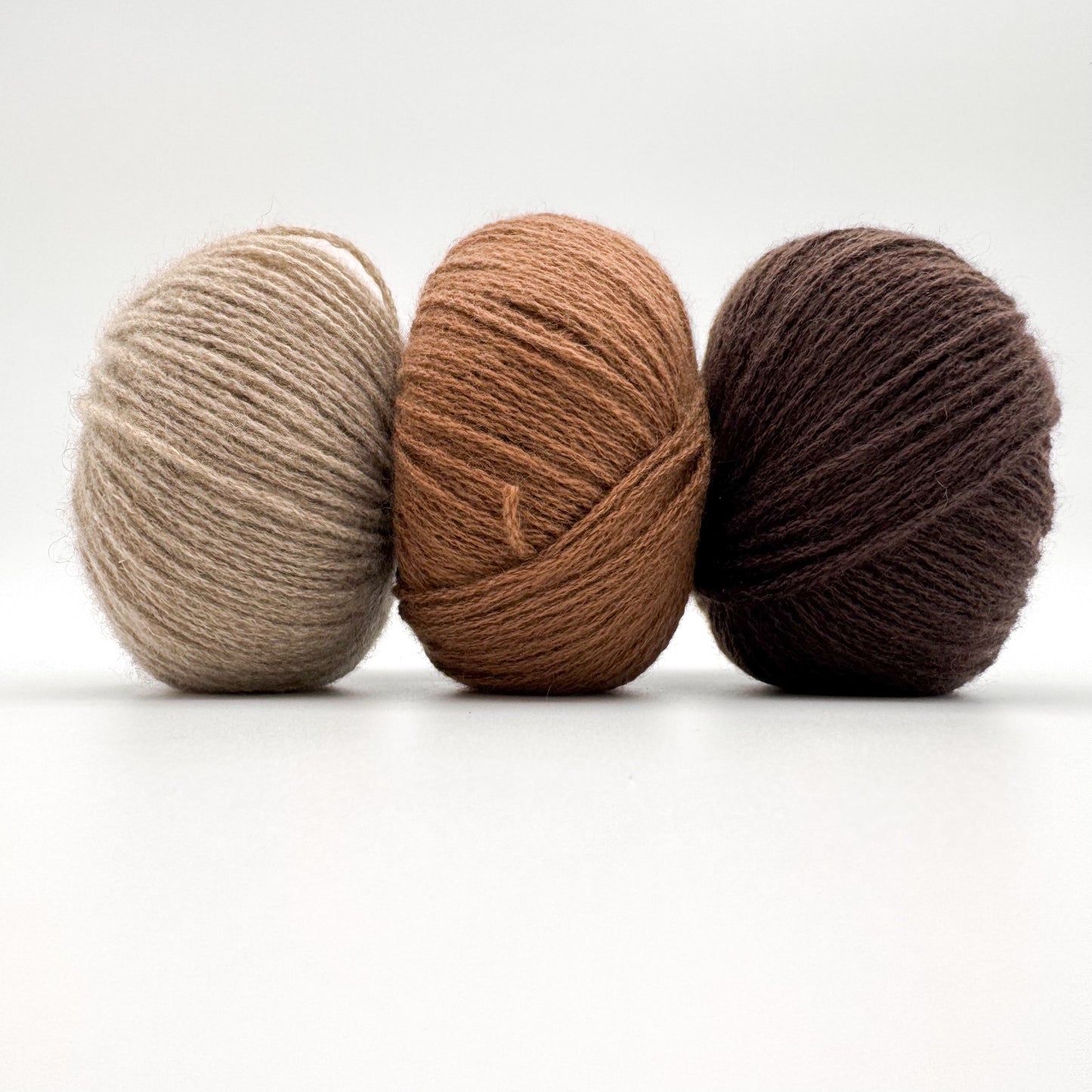 Cashmere garn i farven Chocolate – 100% Mongolian Cashmere, AKW Skala A fra A Knitters World