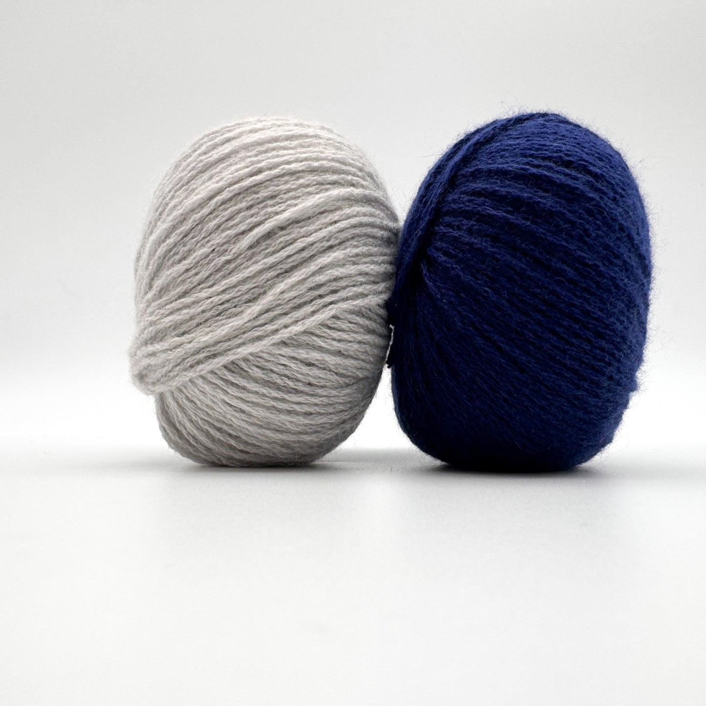 Cashmere garn i farven Navy Blue – 100% Mongolian Cashmere, AKW Skala A fra A Knitters World