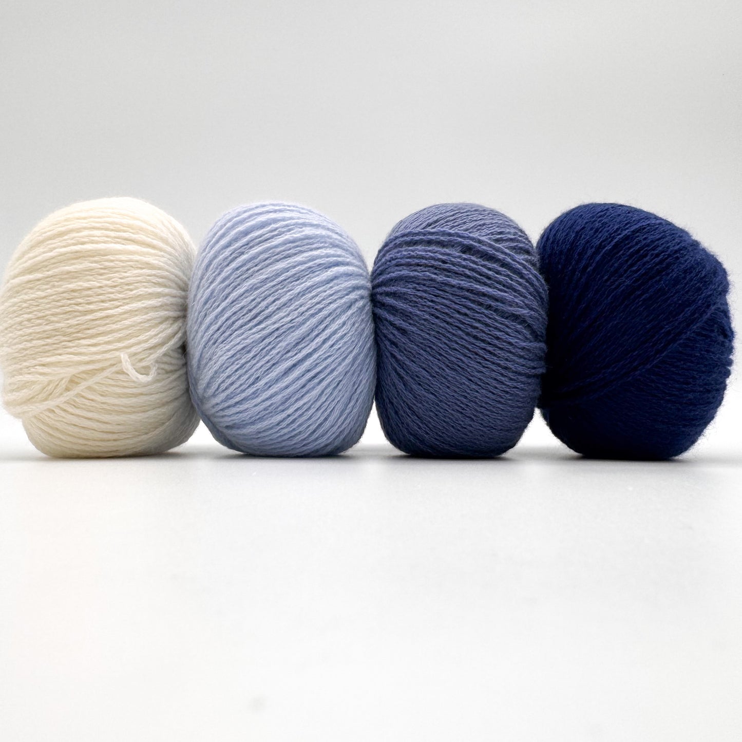 Cashmere garn i farven Baby Blue – 100% Mongolian Cashmere, AKW Skala A fra A Knitters World