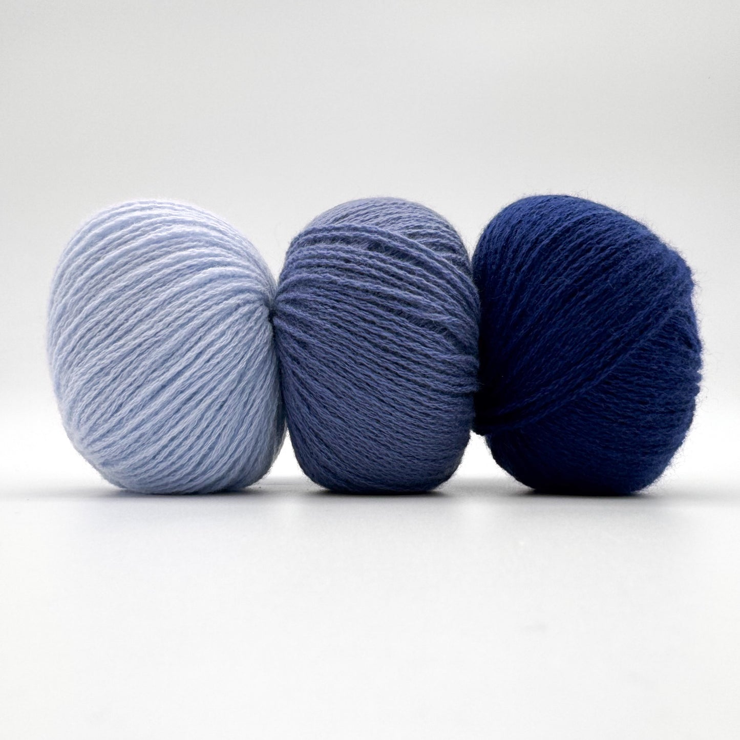 Cashmere garn i farven Baby Blue – 100% Mongolian Cashmere, AKW Skala A fra A Knitters World