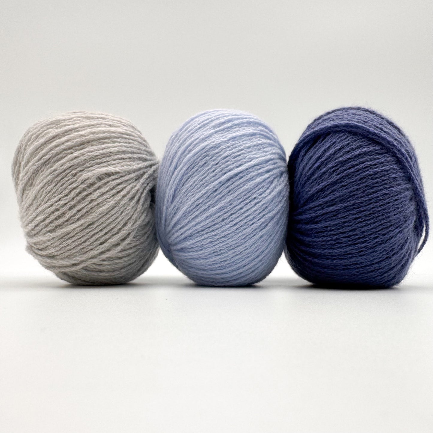 Cashmere garn i farven Jeans Blue – 100% Mongolian Cashmere, AKW Skala A fra A Knitters World