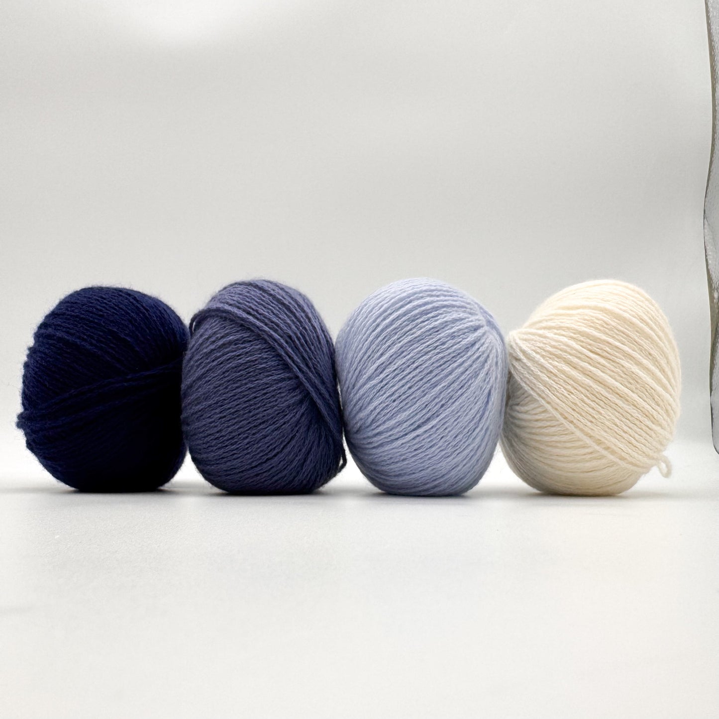 Cashmere garn i farven Jeans Blue – 100% Mongolian Cashmere, AKW Skala A fra A Knitters World