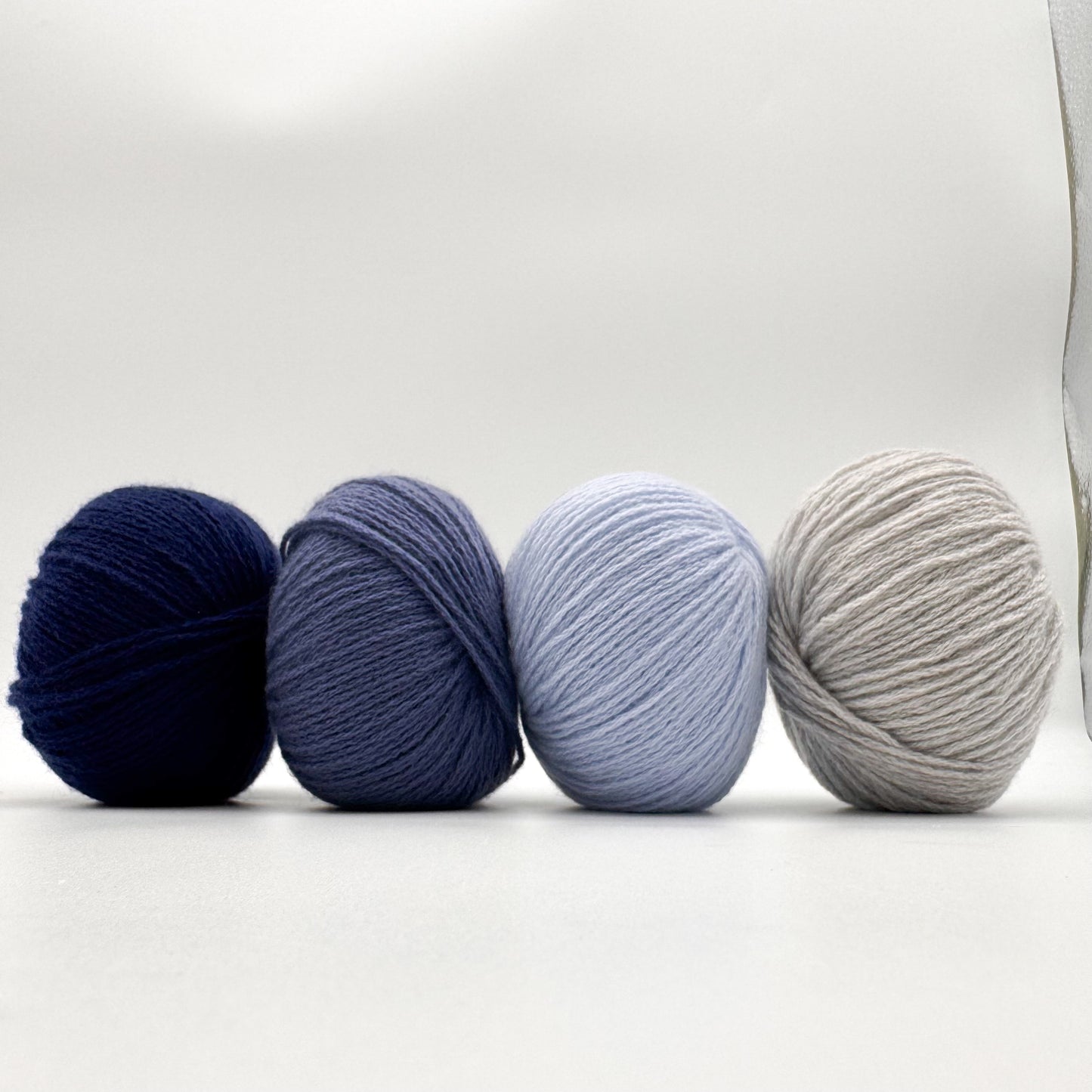 Cashmere garn i farven Jeans Blue – 100% Mongolian Cashmere, AKW Skala A fra A Knitters World