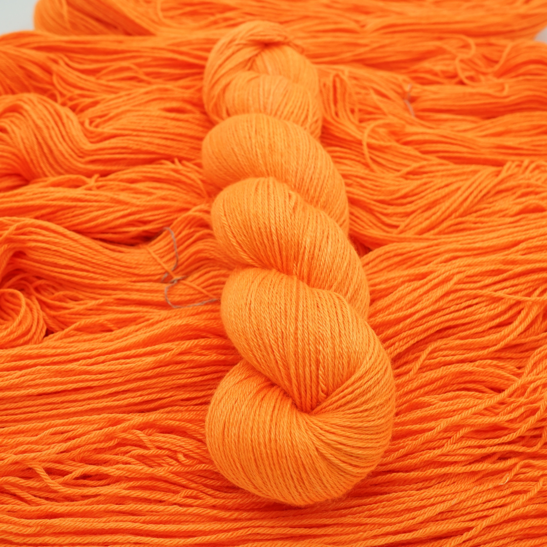 Laden Sie das Bild in den Galerie-Viewer, Merino/ Silke - Neon Orange
