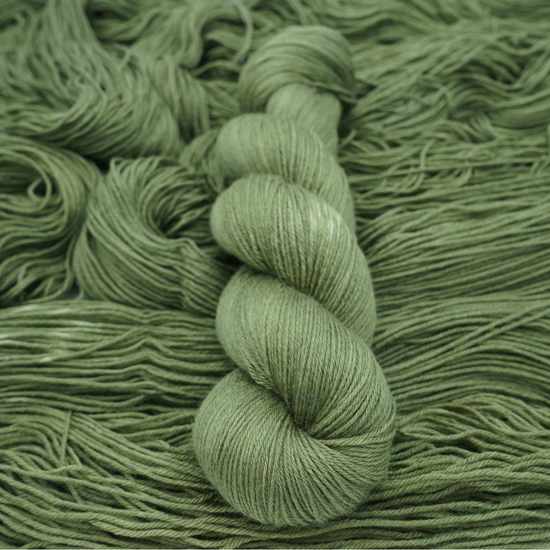 Laden Sie das Bild in den Galerie-Viewer, Merino/ Silke - Deep within the forest - A Knitters World
