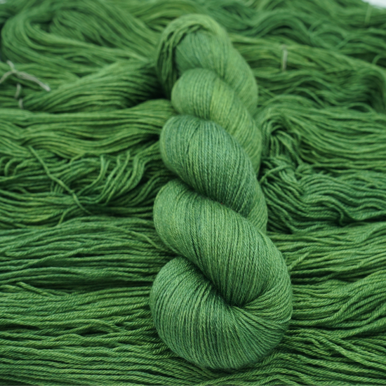 Laden Sie das Bild in den Galerie-Viewer, Merino/ silke - Summer in the forest - A Knitters World
