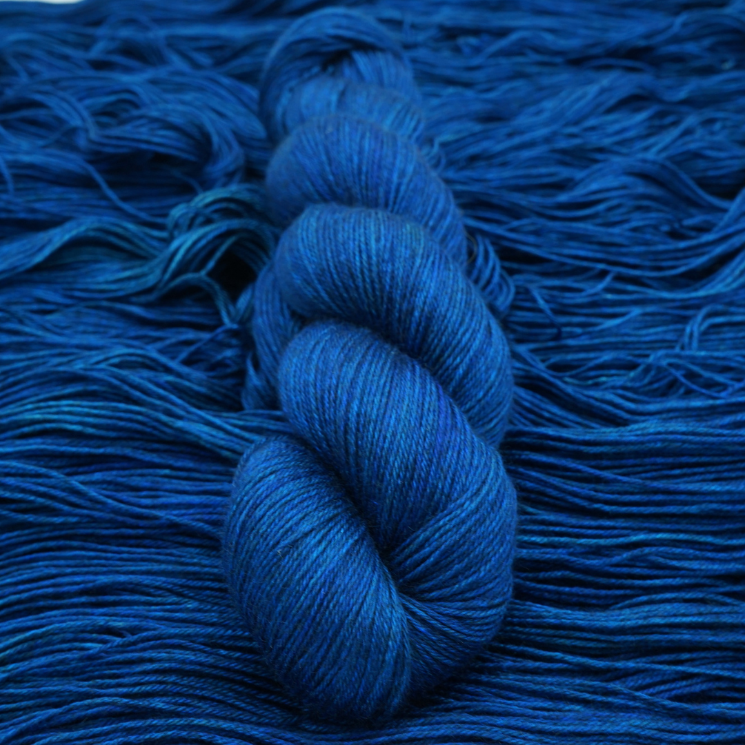 Load image into Gallery viewer, Mørk yak - Sidsels Briliant Blue - A Knitters World
