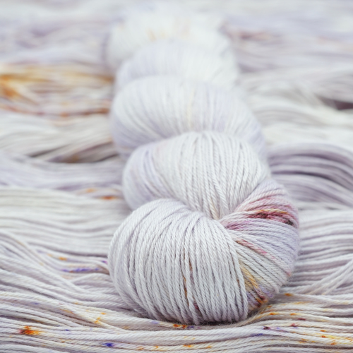 Load image into Gallery viewer, Hvid yak - Springtime - A Knitters World
