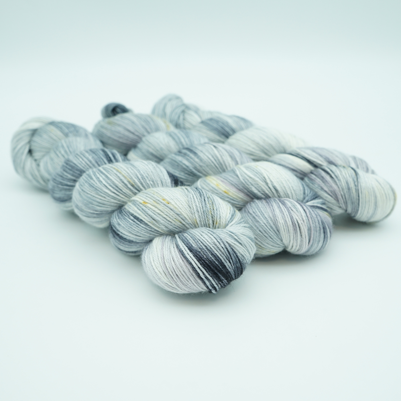 Laden Sie das Bild in den Galerie-Viewer, Merino/ silke - Thunder - A Knitters World
